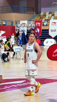 单价2万多人民币！MVP亚历山大给队友买巴宝莉风衣！人手一件
